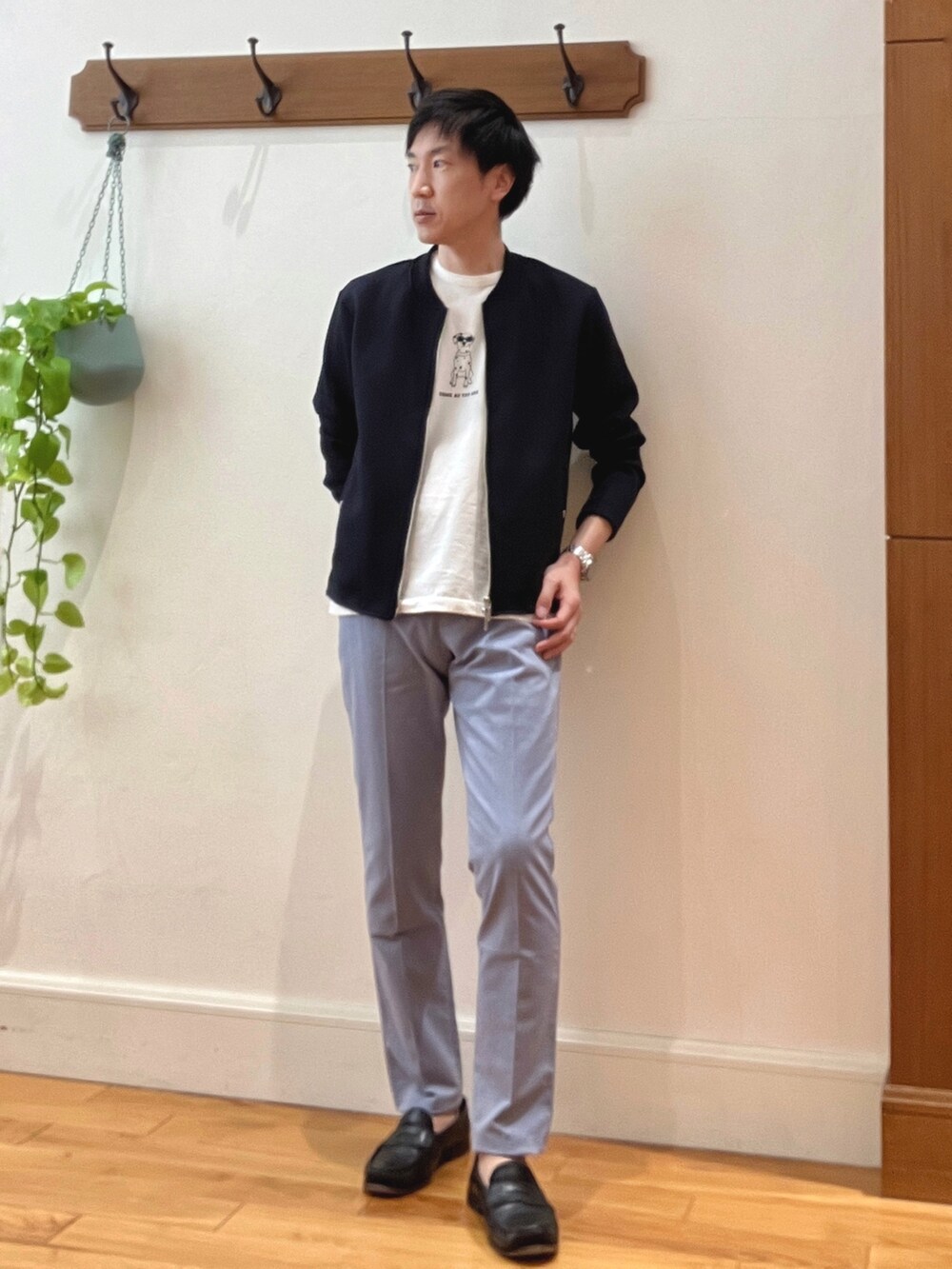 ブルー系のブルゾン、ブルー系のその他パンツ、ホワイト系のTシャツ/カットソーを着用したメンズの春コーディネートの2枚目の写真
