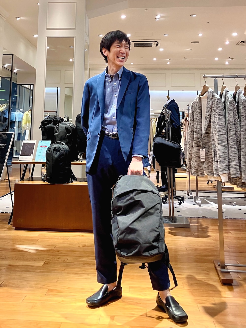 ブルー系のテーラードジャケット、ブルー系のシャツ/ブラウス、ブルー系のその他パンツを着用したメンズの冬コーディネートの8枚目の写真