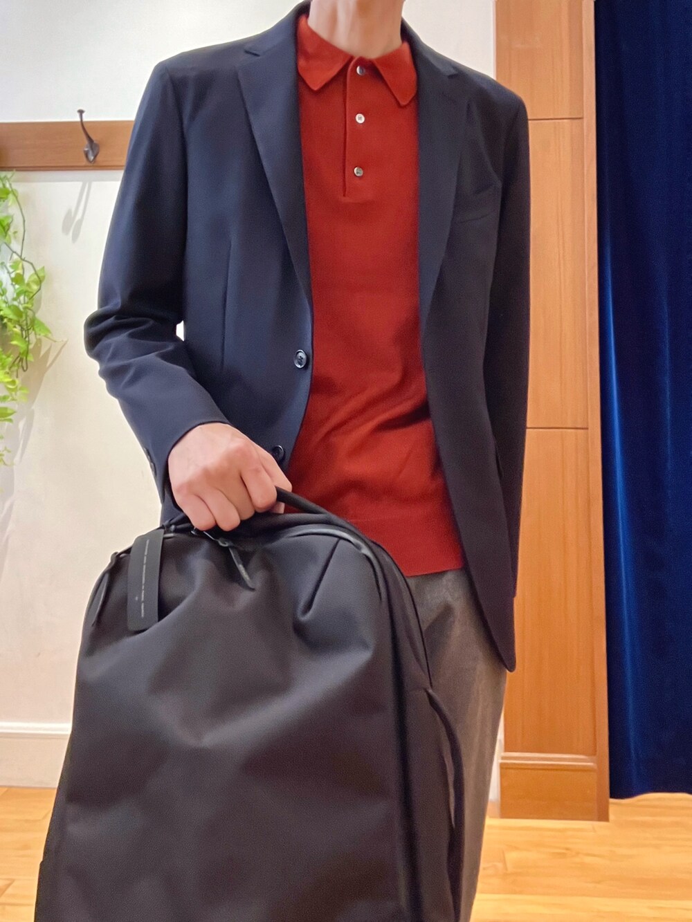 ブルー系のテーラードジャケット、レッド系のニット/セーター、グレー系のその他パンツを着用したメンズの秋コーディネートの9枚目の写真