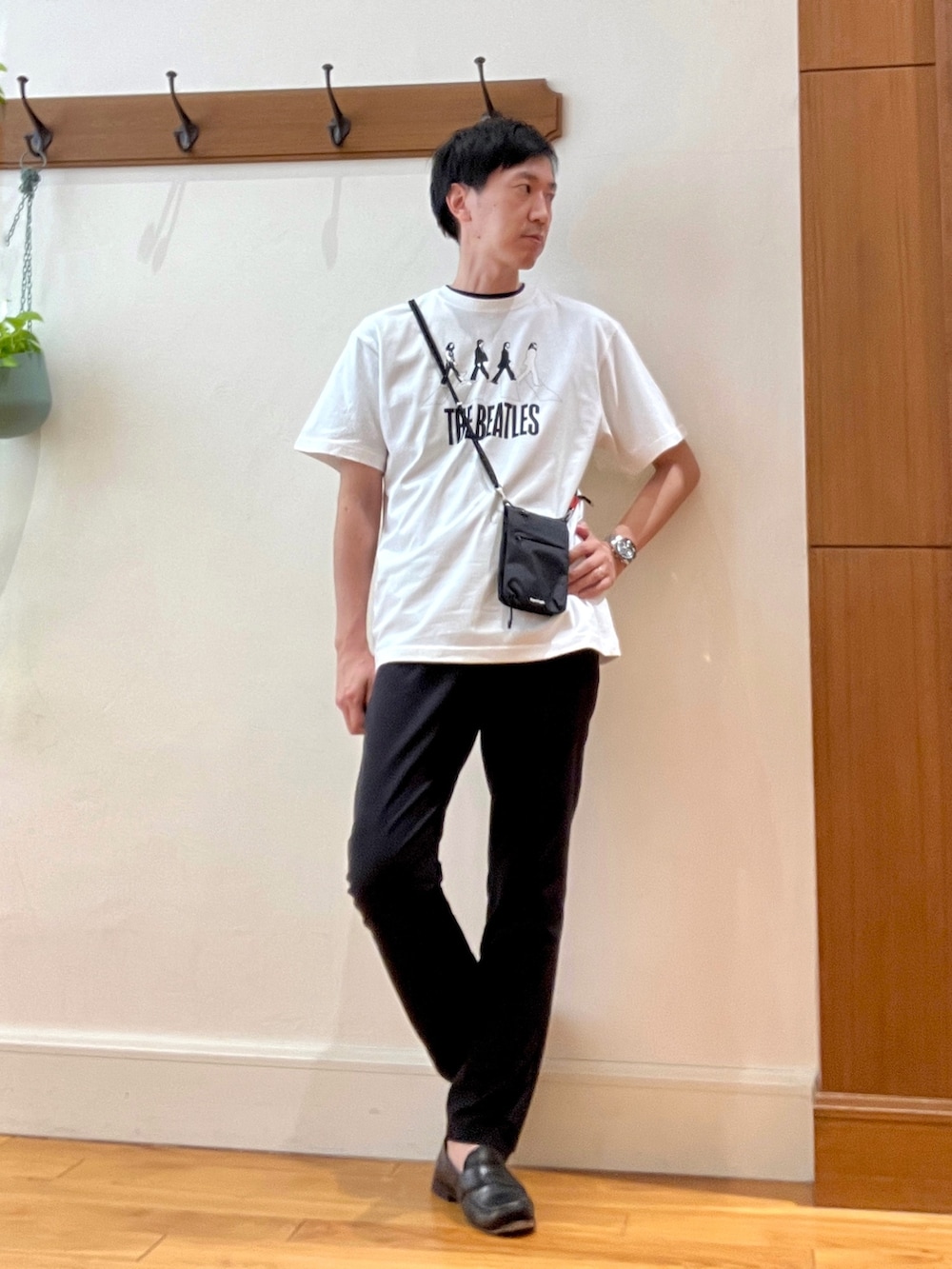 ホワイト系のTシャツ/カットソー、ブラック系のショルダーバッグ、ブルー系のその他パンツを着用したメンズの春コーディネートの6枚目の写真