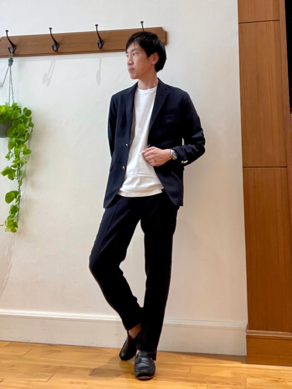 ブルー系のテーラードジャケット、ブルー系のその他パンツ、ホワイト系のTシャツ/カットソーを着用したメンズの春コーディネートの2枚目の写真