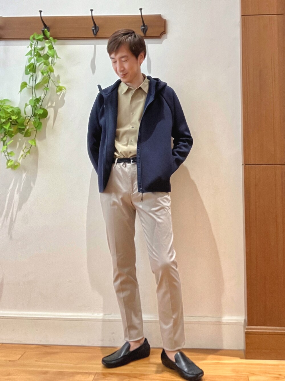 ベージュ系のシャツ/ブラウス、ブルー系のパーカー、グレー系のチノパンツを着用したメンズの秋コーディネートの2枚目の写真