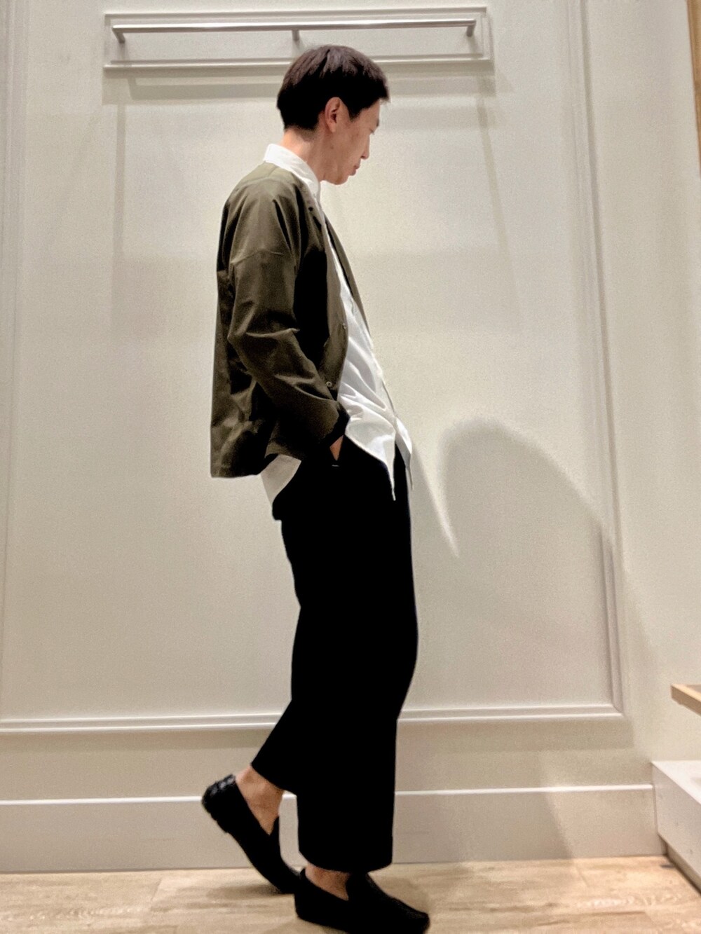 ブラック系のシャツ/ブラウス、ホワイト系のシャツ/ブラウスを着用したメンズの冬コーディネートの5枚目の写真