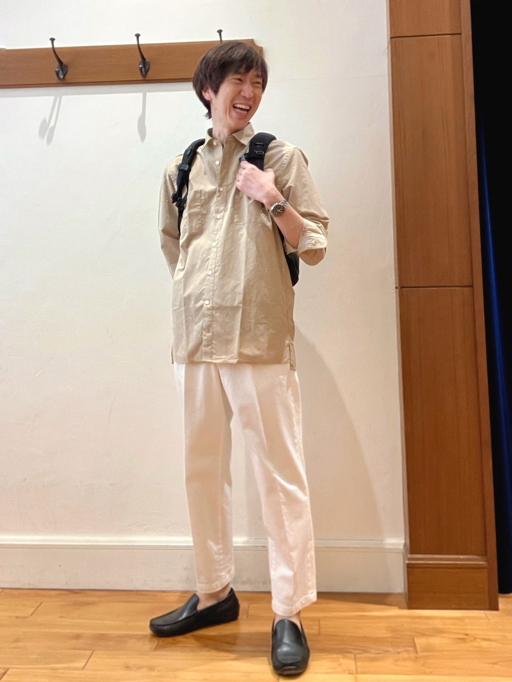 ベージュ系のシャツ/ブラウス、ブラウン系のTシャツ/カットソー、ホワイト系のデニムパンツを着用したメンズの春コーディネートの9枚目の写真