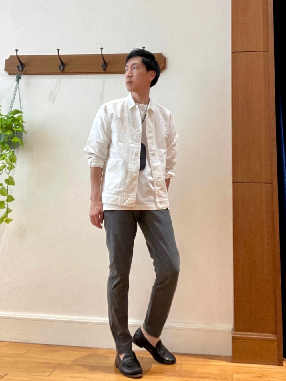 グレー系のその他パンツ、ホワイト系のカバーオール、ホワイト系のTシャツ/カットソーを着用したメンズの春コーディネートの8枚目の写真