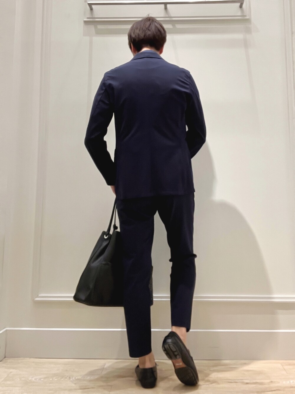 ブルー系のシャツ/ブラウス、ブルー系のネクタイ、ブルー系のテーラードジャケットを着用したメンズの春コーディネートの5枚目の写真