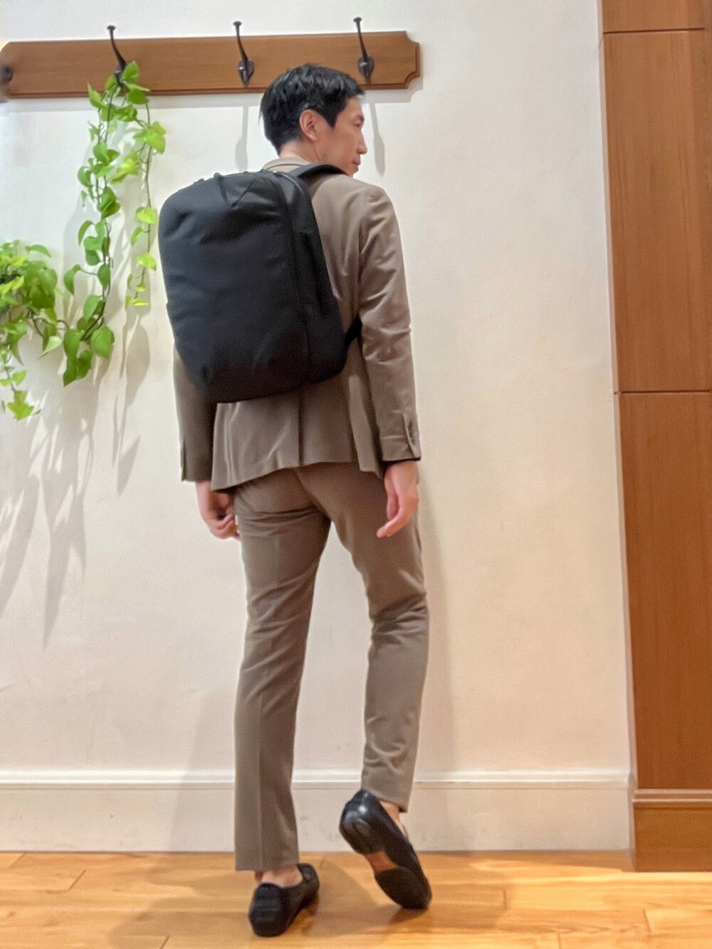 ベージュ系のテーラードジャケット、ベージュ系のその他パンツ、ブルー系のTシャツ/カットソーを着用したメンズの秋コーディネートの4枚目の写真