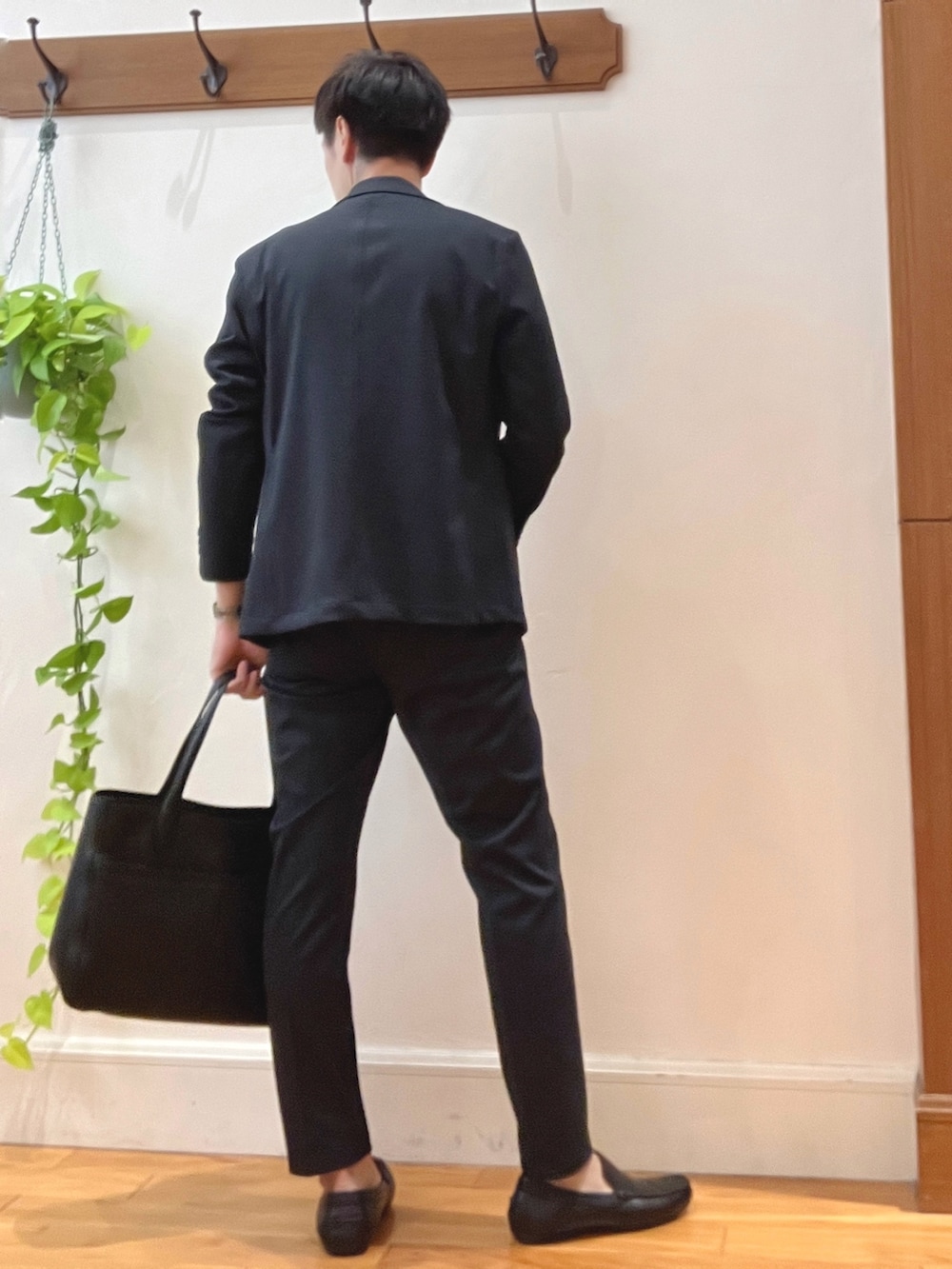 ブルー系のその他パンツ、ブラック系のトートバッグ、ブラック系のTシャツ/カットソーを着用したメンズの秋コーディネートの4枚目の写真