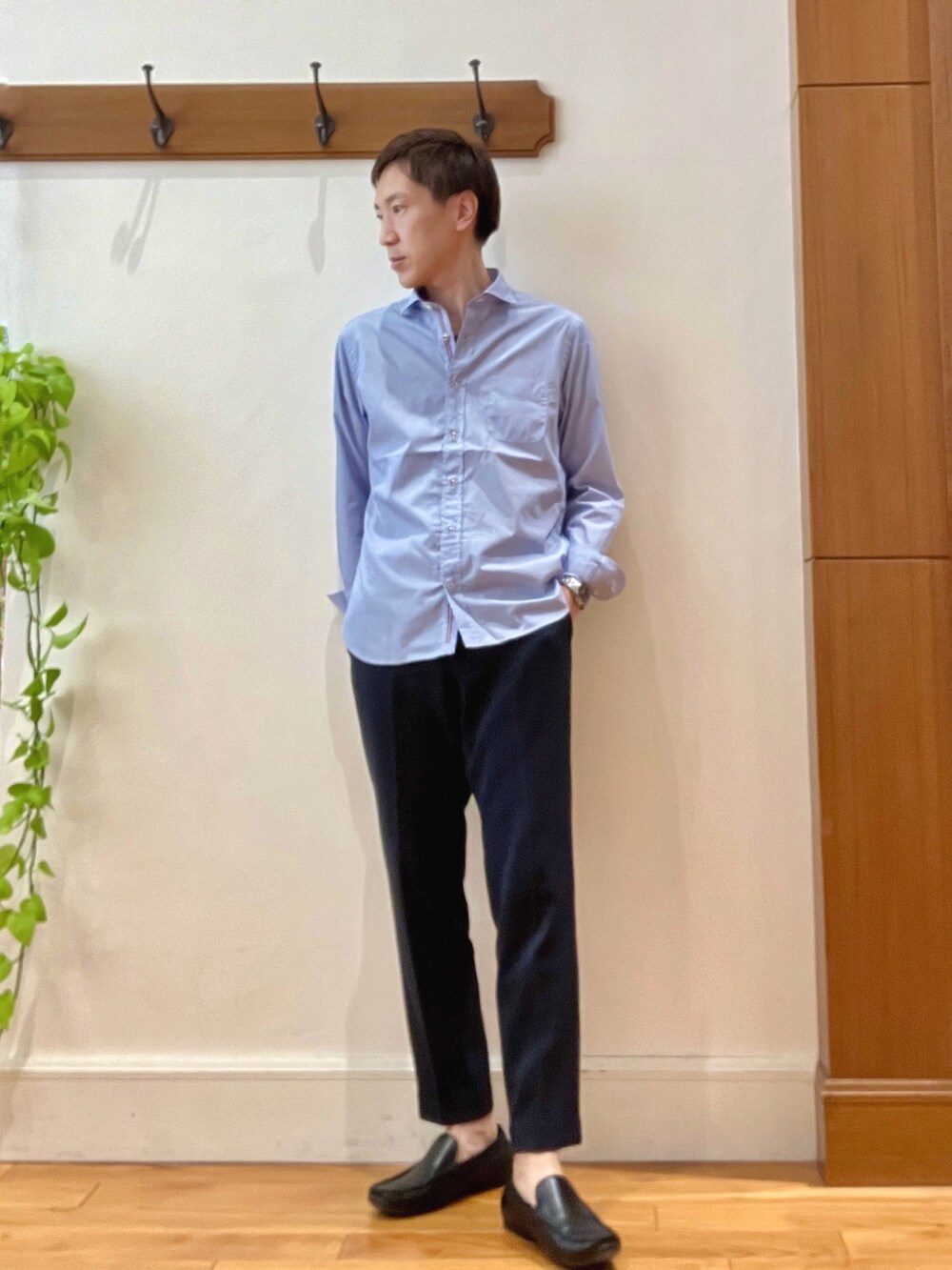 ブルー系のシャツ/ブラウス、ブラック系のバックパック/リュック、ブラック系のベルトを着用したメンズの春コーディネートの8枚目の写真