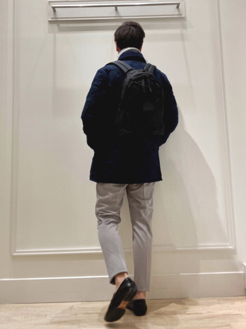 グレー系のその他パンツ、ブルー系のダウンジャケット/コート、ブラック系のバックパック/リュックを着用したメンズの冬コーディネートの4枚目の写真