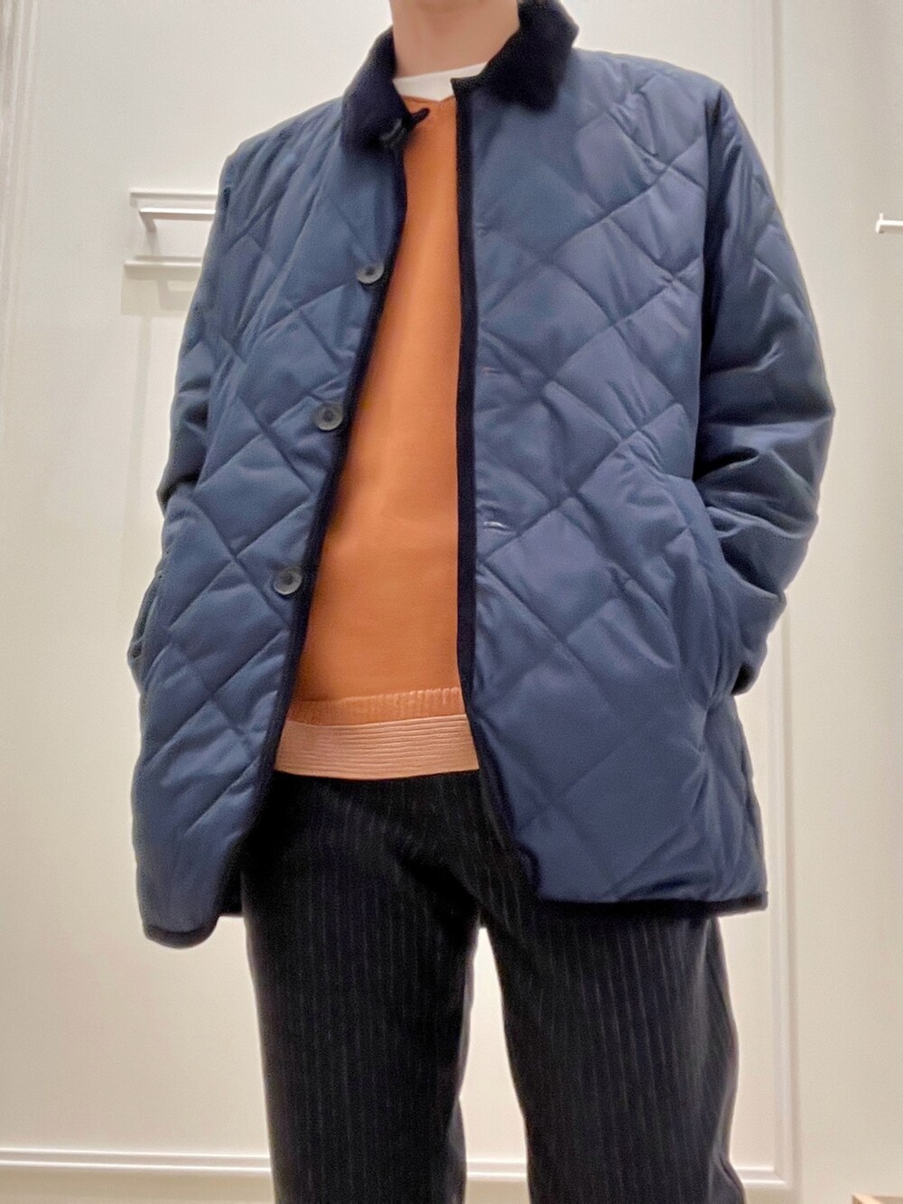 ブルー系のその他パンツ、イエロー系のニット/セーター、ブルー系のダウンジャケット/コートを着用したメンズの秋コーディネートの6枚目の写真