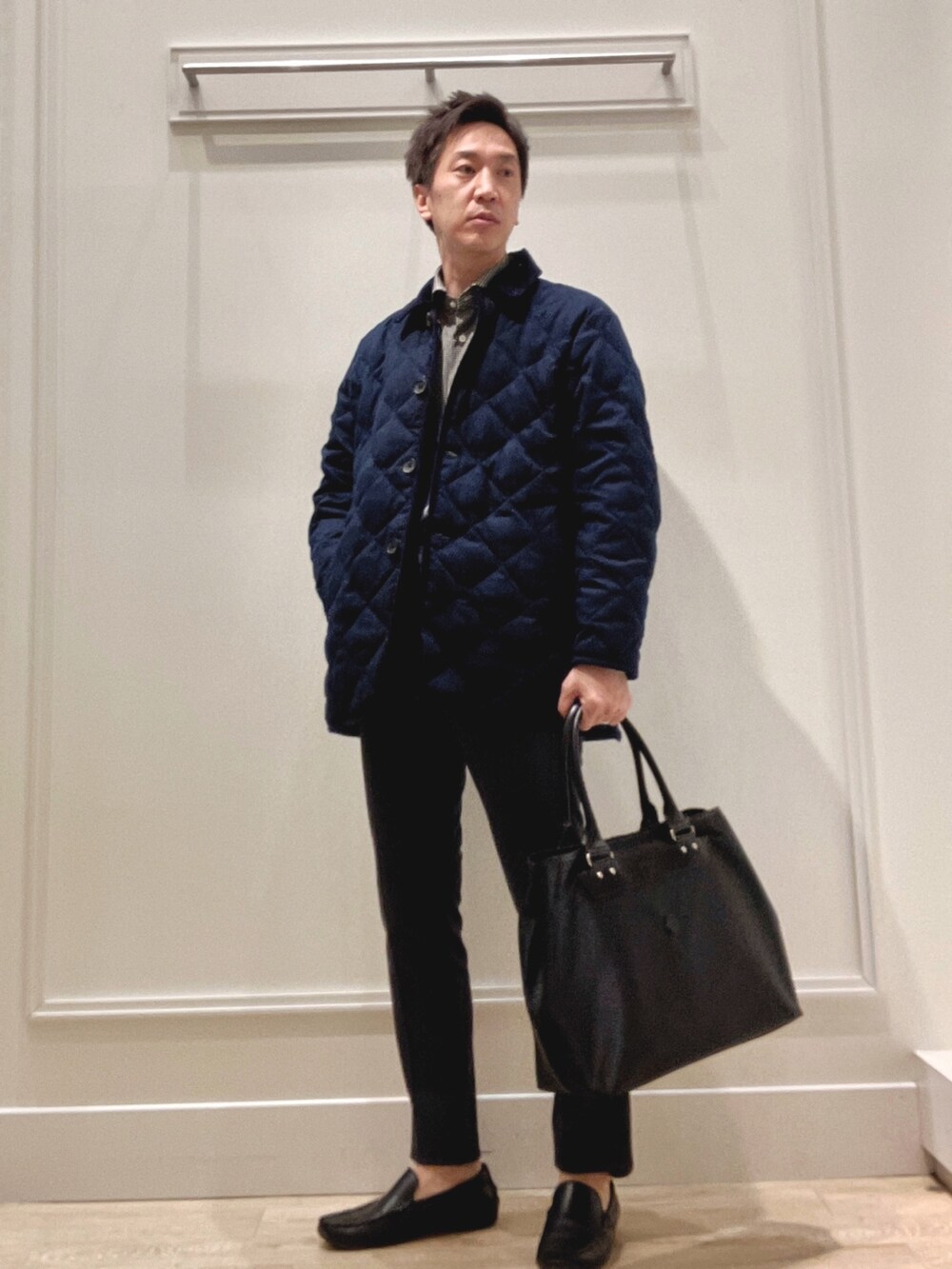 ブルー系のその他パンツ、ブラック系のトートバッグ、ブルー系のテーラードジャケットを着用したメンズの冬コーディネートの7枚目の写真