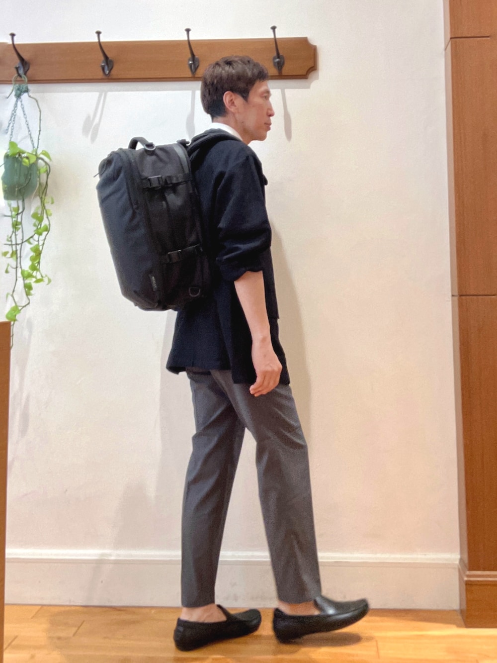 ブラック系のシャツ/ブラウス、ホワイト系のシャツ/ブラウス、グレー系のその他パンツを着用したメンズの夏コーディネートの6枚目の写真