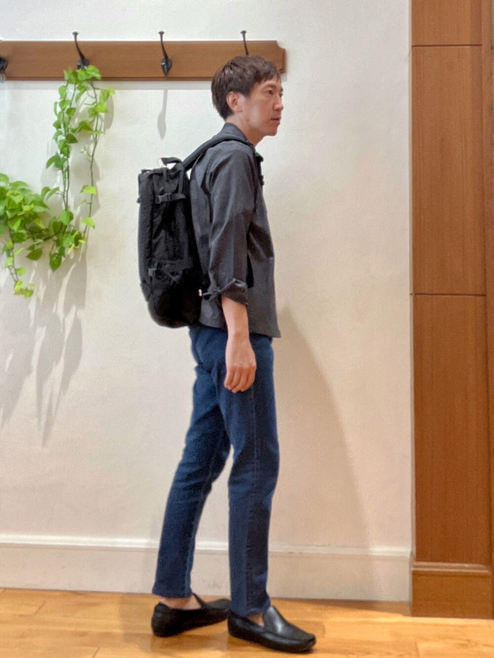 ブラック系のバックパック/リュック、ブルー系のデニムパンツ、ブラック系のTシャツ/カットソーを着用したメンズの夏コーディネートの6枚目の写真