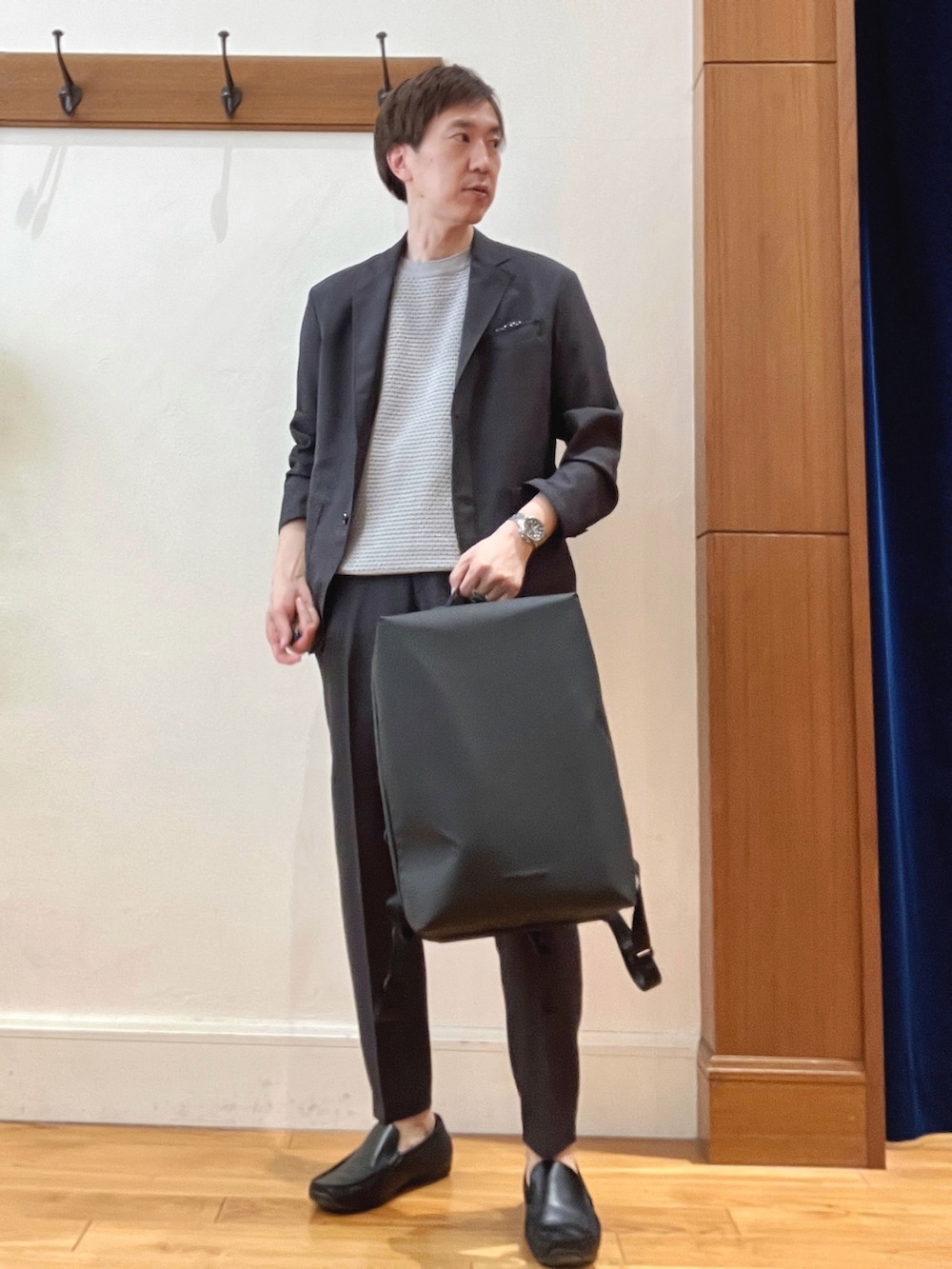 グレー系のその他パンツ、グレー系のテーラードジャケット、グレー系のニット/セーターを着用したメンズの春コーディネートの2枚目の写真