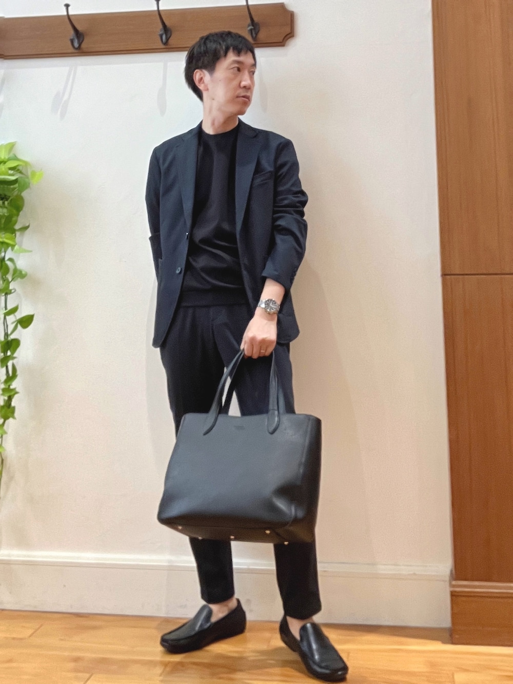 ブルー系のその他パンツ、ブラック系のトートバッグ、ブラック系のTシャツ/カットソーを着用したメンズの秋コーディネートの6枚目の写真
