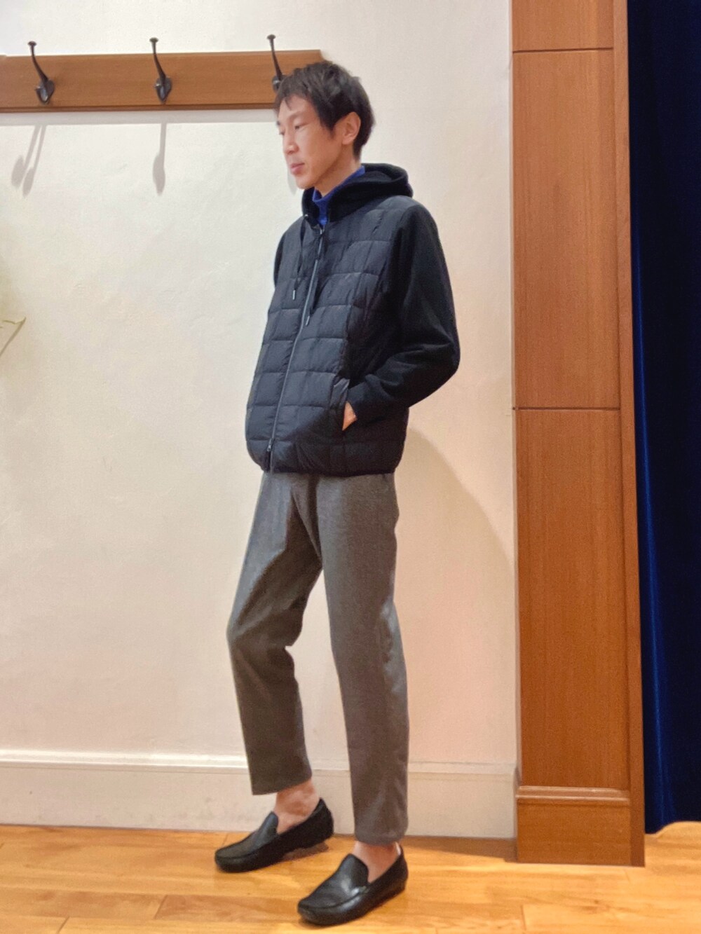 ブラック系のブルゾン、ブルー系のTシャツ/カットソー、グレー系のその他パンツを着用したメンズの秋コーディネートの2枚目の写真