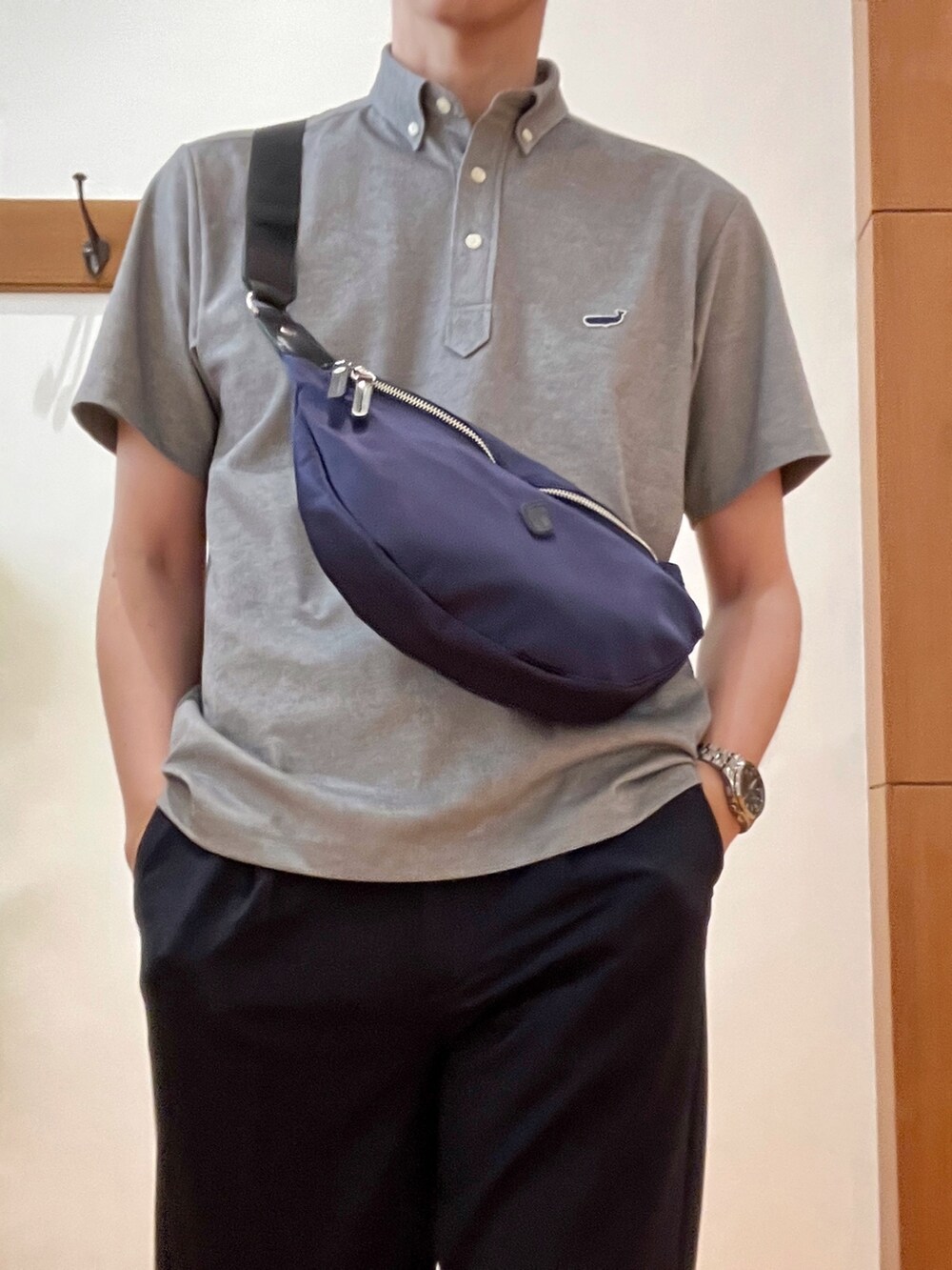 グレー系のポロシャツ、ブルー系のその他パンツ、ブルー系のショルダーバッグを着用したメンズの夏コーディネートの7枚目の写真