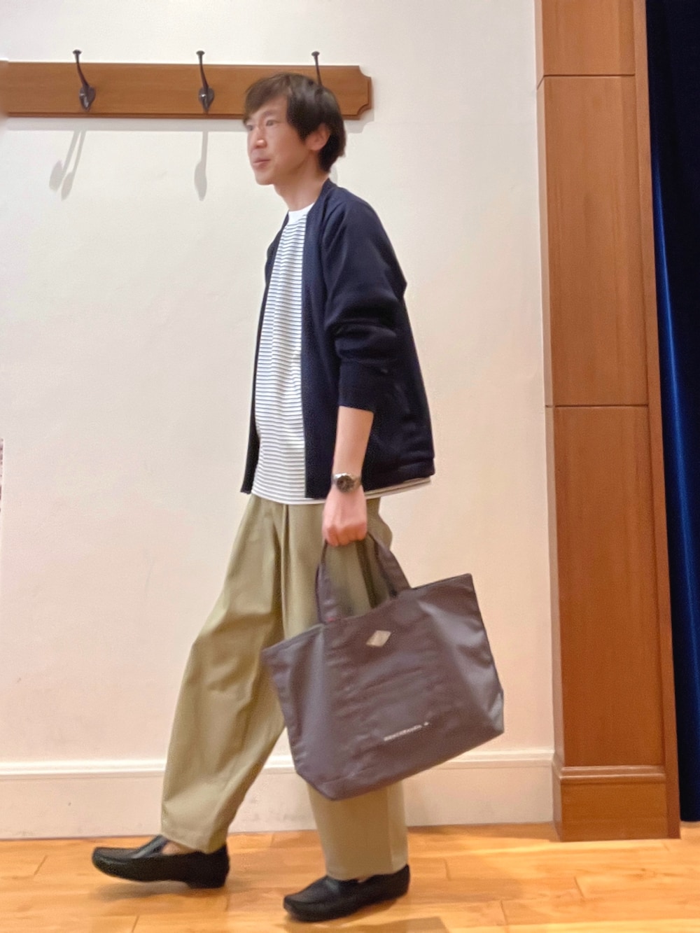 ホワイト系のTシャツ/カットソー、グレー系のトートバッグを着用したメンズの春コーディネートの2枚目の写真