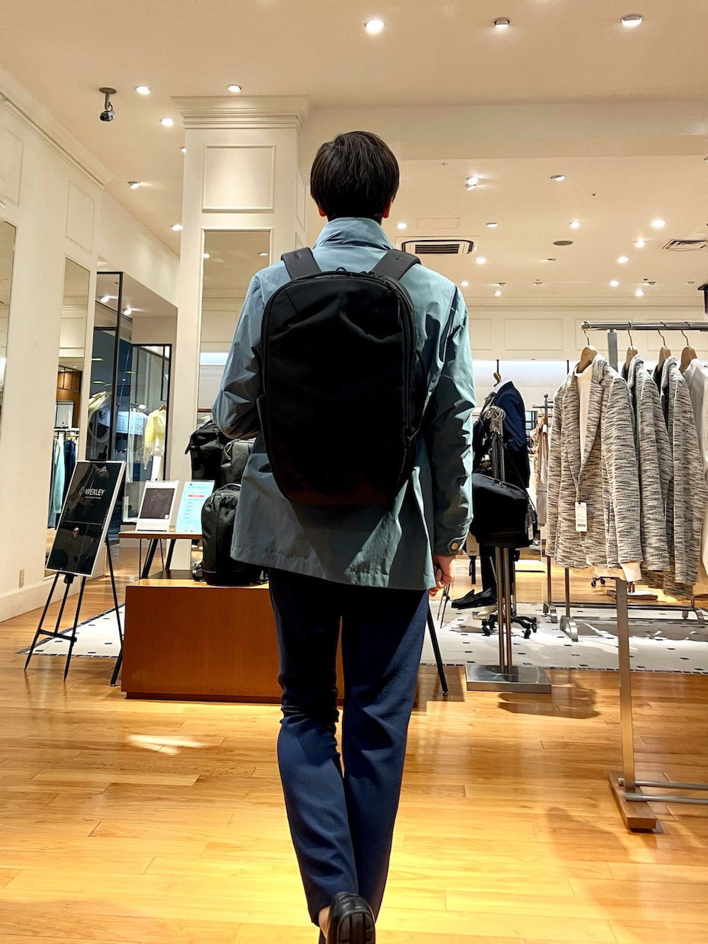 グリーン系のシャツ/ブラウス、ブルー系のブルゾン、ブルー系のカーディガン/ボレロを着用したメンズの冬コーディネートの5枚目の写真