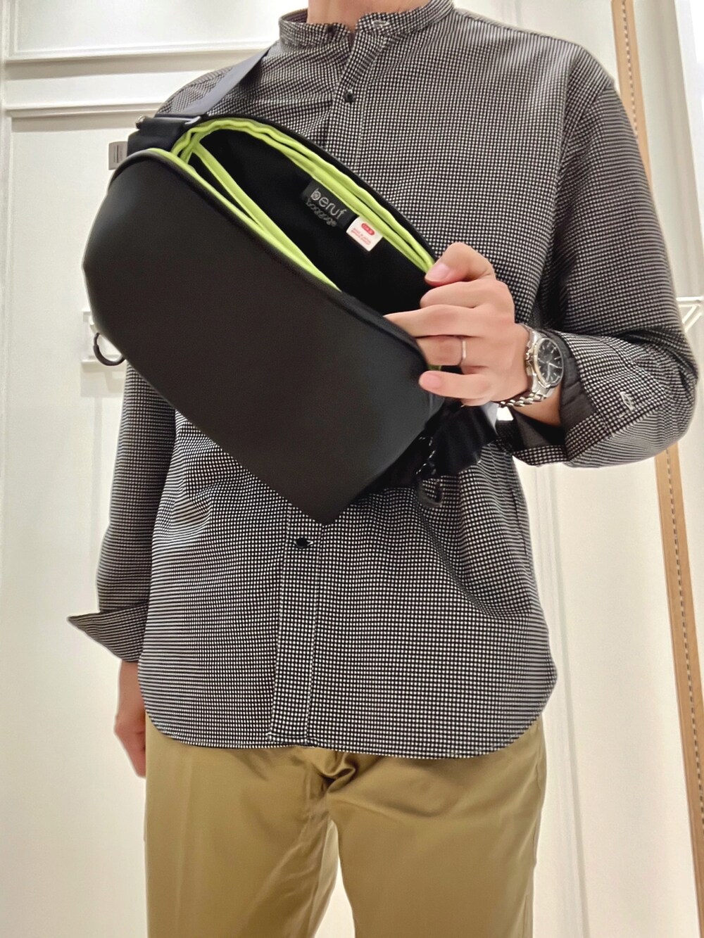 ホワイト系のシャツ/ブラウス、ブラック系のショルダーバッグ、ホワイト系のTシャツ/カットソーを着用したメンズの秋コーディネートの7枚目の写真