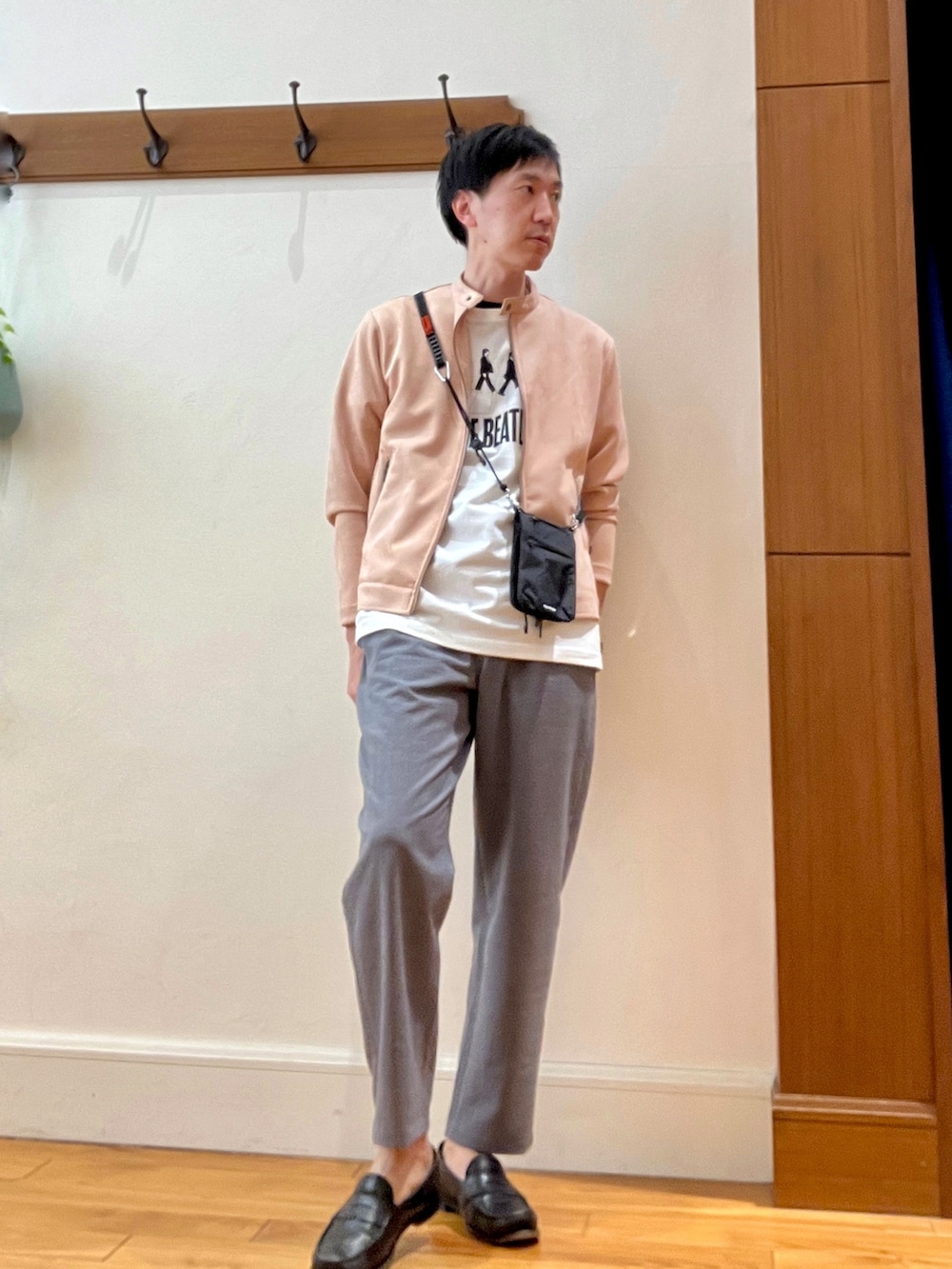「春服デビュー宣言、淡色コーデ、オトナカジュアル、春夏コーデ、ローファー、Tシャツ、プリントT、ノーリーズ、NOLLEY'S、Topologie、スマホショルダー、ライダース、スウェード、スエード、ビートルズ」|「NOLLEY'S goodmanのダンボール ライダースジャケット 23SS(ライダースジャケット、ピンク系)」を使った、Tatsuo.YMさん(メンズ・182cm)の春コーディネートの3枚目の写真