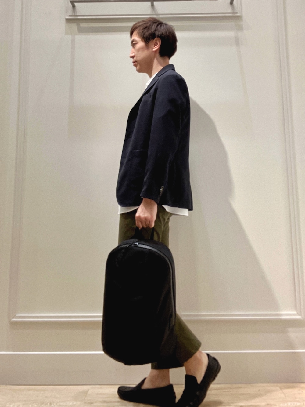 ホワイト系のシャツ/ブラウス、ブルー系のテーラードジャケット、ブラック系のバックパック/リュックを着用したメンズの冬コーディネートの3枚目の写真