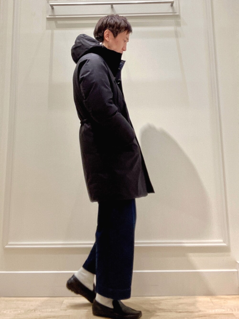 ブラック系のダウンジャケット/コート、グレー系のシャツ/ブラウス、ベージュ系のカーディガン/ボレロを着用したメンズの冬コーディネートの6枚目の写真