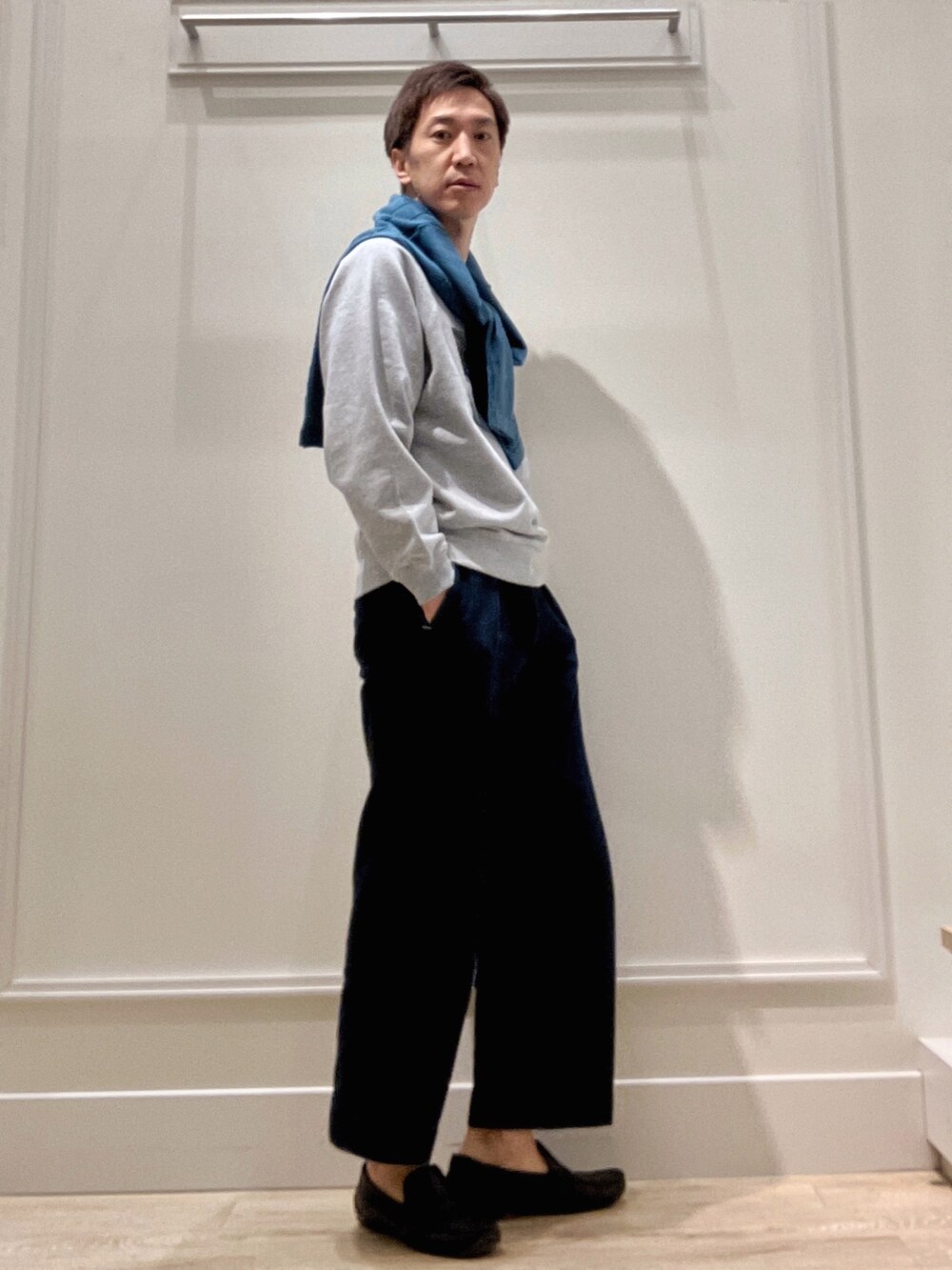 ブルー系のニット/セーター、グレー系のスウェットを着用したメンズの冬コーディネートの4枚目の写真