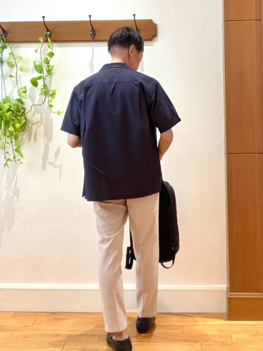 ホワイト系のTシャツ/カットソー、ブルー系のシャツ/ブラウス、ブラック系のバックパック/リュックを着用したメンズの夏コーディネートの5枚目の写真