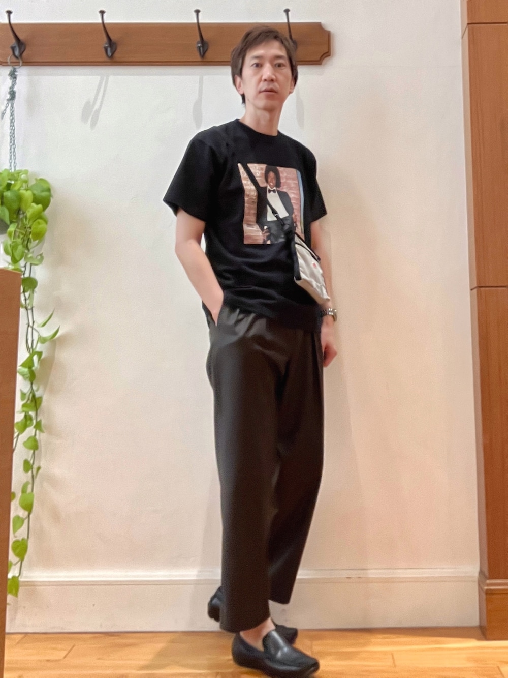 ブラック系のTシャツ/カットソー、ベージュ系のショルダーバッグを着用したメンズの春コーディネートの5枚目の写真