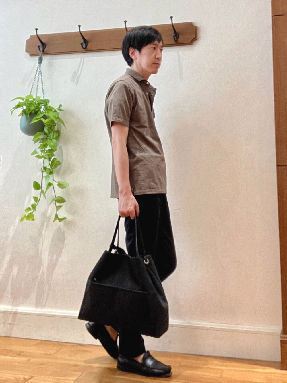 ブラウン系のポロシャツ、ブルー系のTシャツ/カットソー、ブルー系のその他パンツを着用したメンズの春コーディネートの5枚目の写真