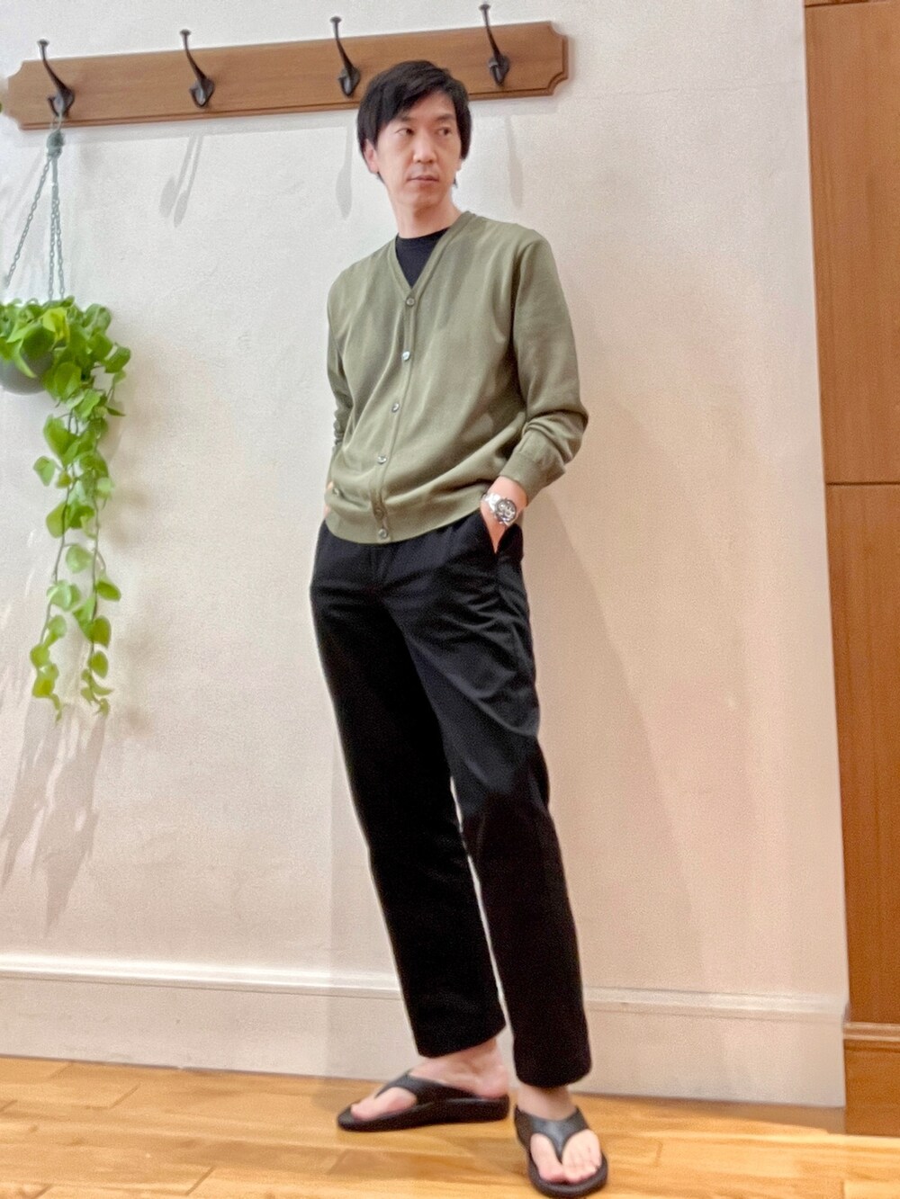 グリーン系のカーディガン/ボレロ、ブラック系のサンダル、ホワイト系のトートバッグを着用したメンズの春コーディネートの2枚目の写真