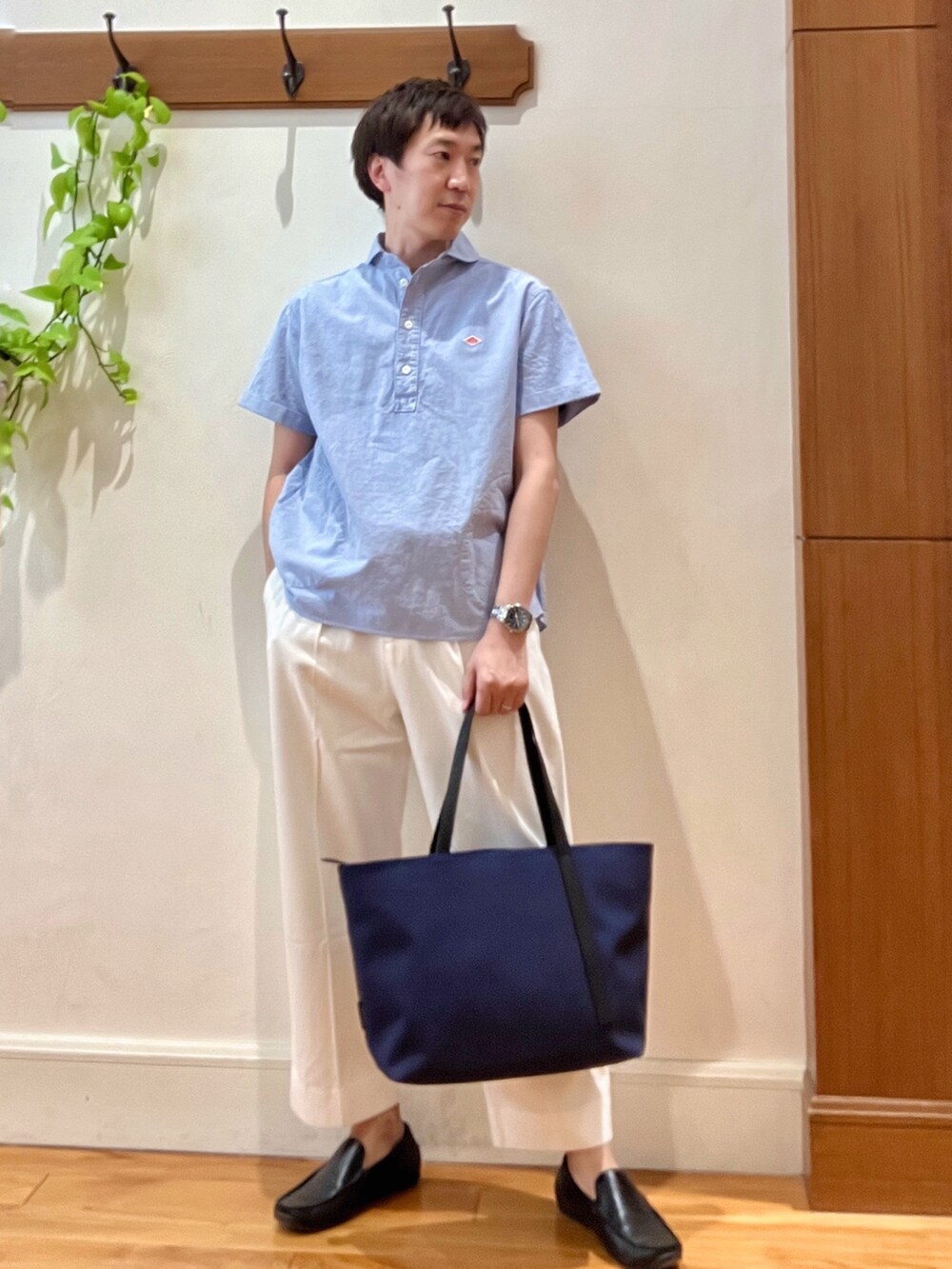 ブルー系のシャツ/ブラウス、ホワイト系のデニムパンツ、ブルー系のトートバッグを着用したメンズの春コーディネートの6枚目の写真