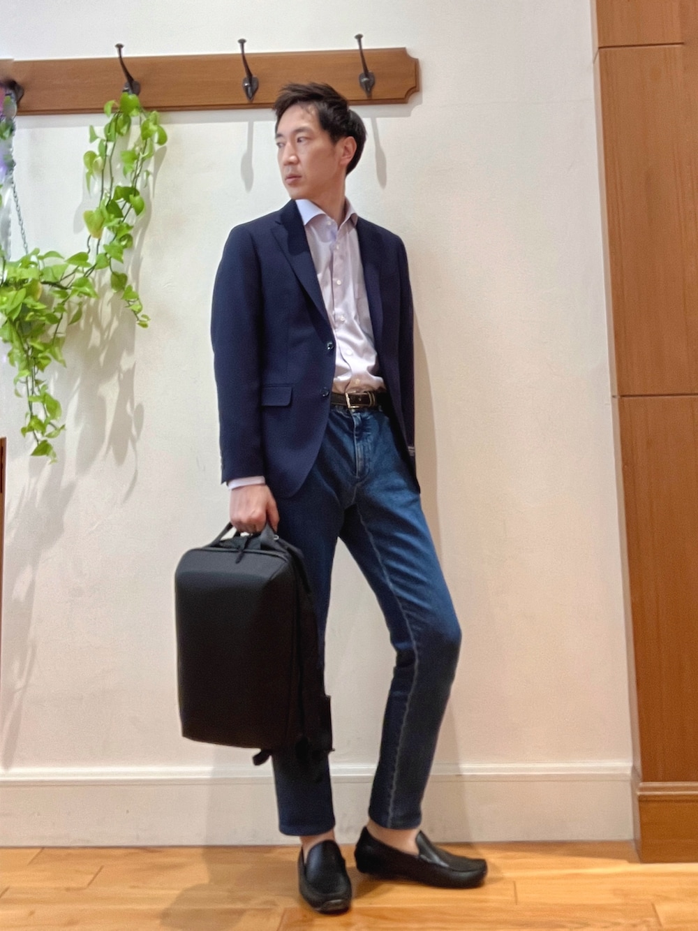 ブルー系のテーラードジャケット、パープル系のシャツ/ブラウス、ブルー系のデニムパンツを着用したメンズの春コーディネートの6枚目の写真