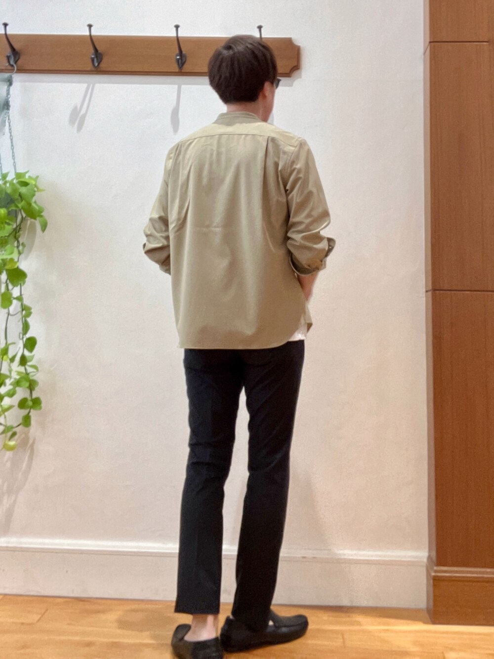 ホワイト系のTシャツ/カットソー、ブラック系のその他パンツ、ベージュ系のシャツ/ブラウスを着用したメンズの夏コーディネートの6枚目の写真