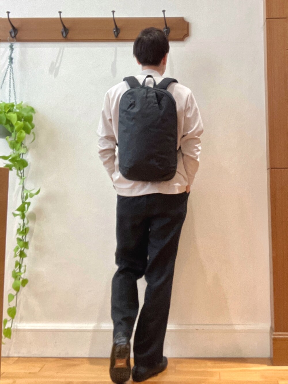 ホワイト系のTシャツ/カットソー、ブラック系のその他パンツ、ブラック系のバックパック/リュックを着用したメンズの春コーディネートの6枚目の写真
