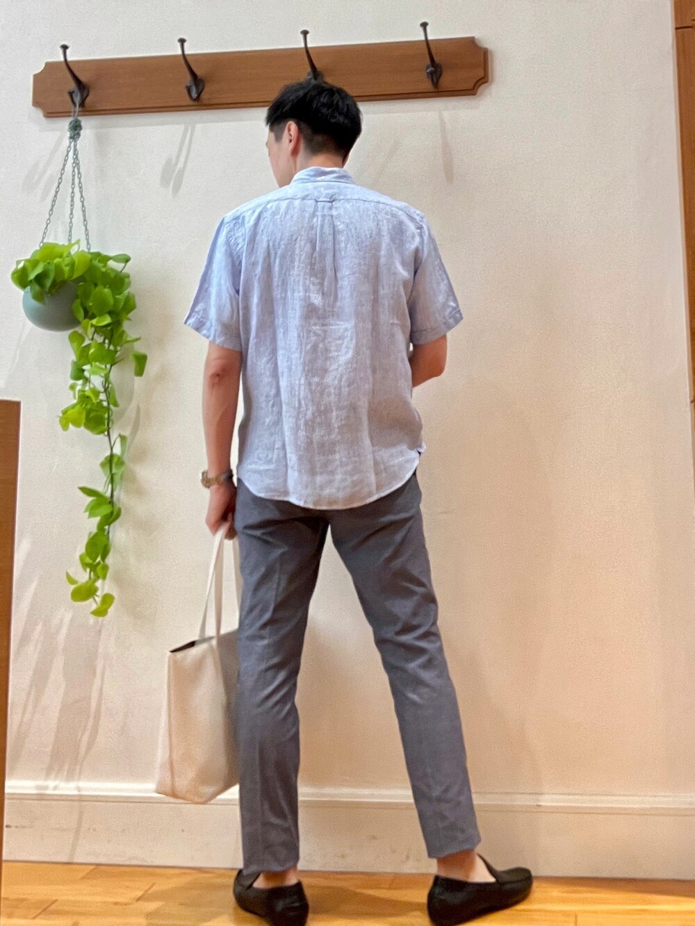 ブルー系のシャツ/ブラウス、ホワイト系のトートバッグ、ブルー系のその他パンツを着用したメンズの夏コーディネートの5枚目の写真