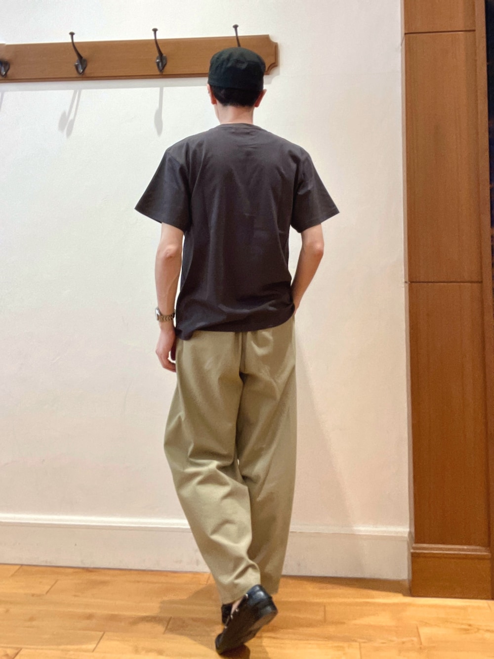 グレー系のTシャツ/カットソー、ブラック系のモカシン/デッキシューズ、ブラック系のサングラスを着用したメンズの春コーディネートの5枚目の写真
