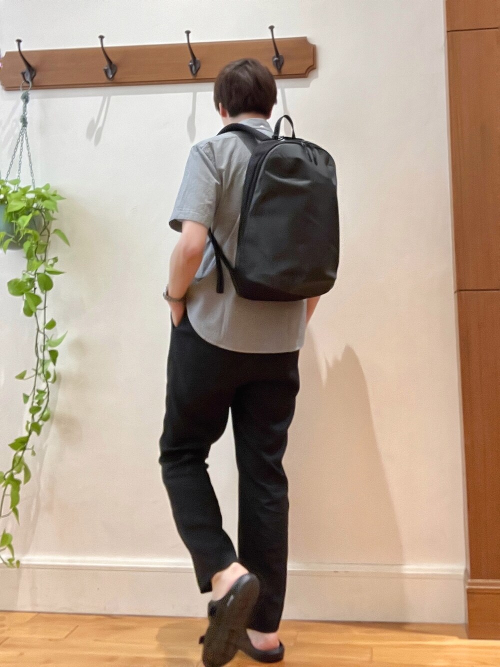 ブラック系のサンダル、グレー系のバックパック/リュック、ブラック系のその他パンツを着用したメンズの春コーディネートの5枚目の写真