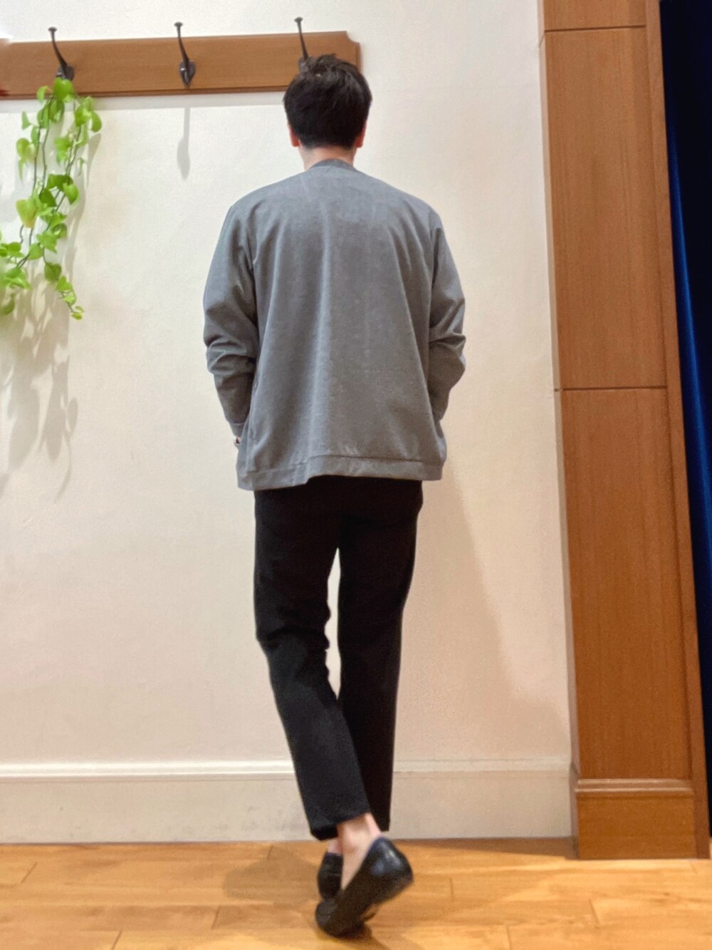 ブラック系のトートバッグ、ブラック系のその他パンツ、ホワイト系のTシャツ/カットソーを着用したメンズの春コーディネートの6枚目の写真