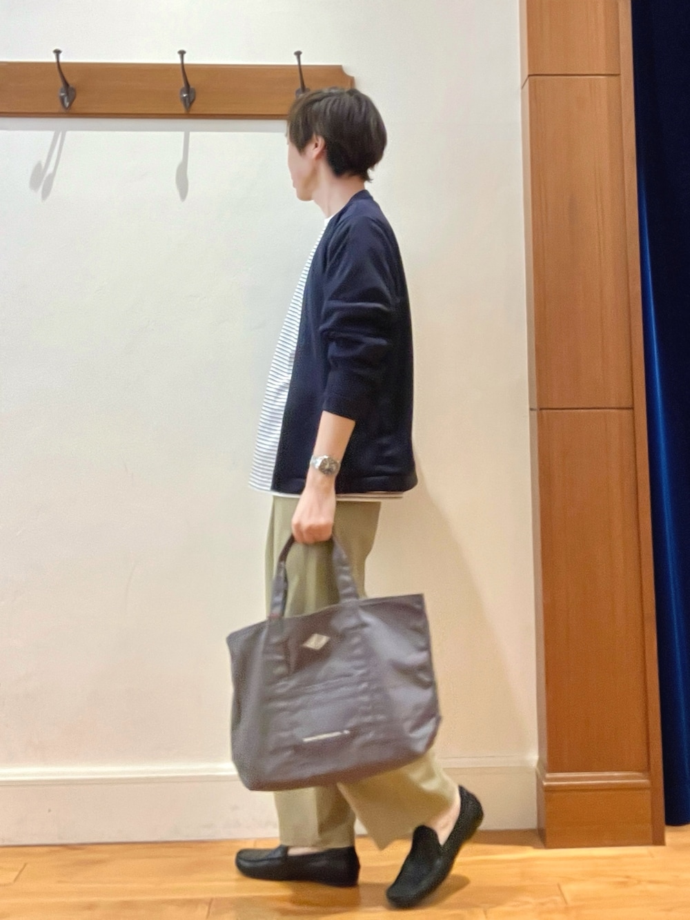 ホワイト系のTシャツ/カットソー、グレー系のトートバッグを着用したメンズの春コーディネートの3枚目の写真