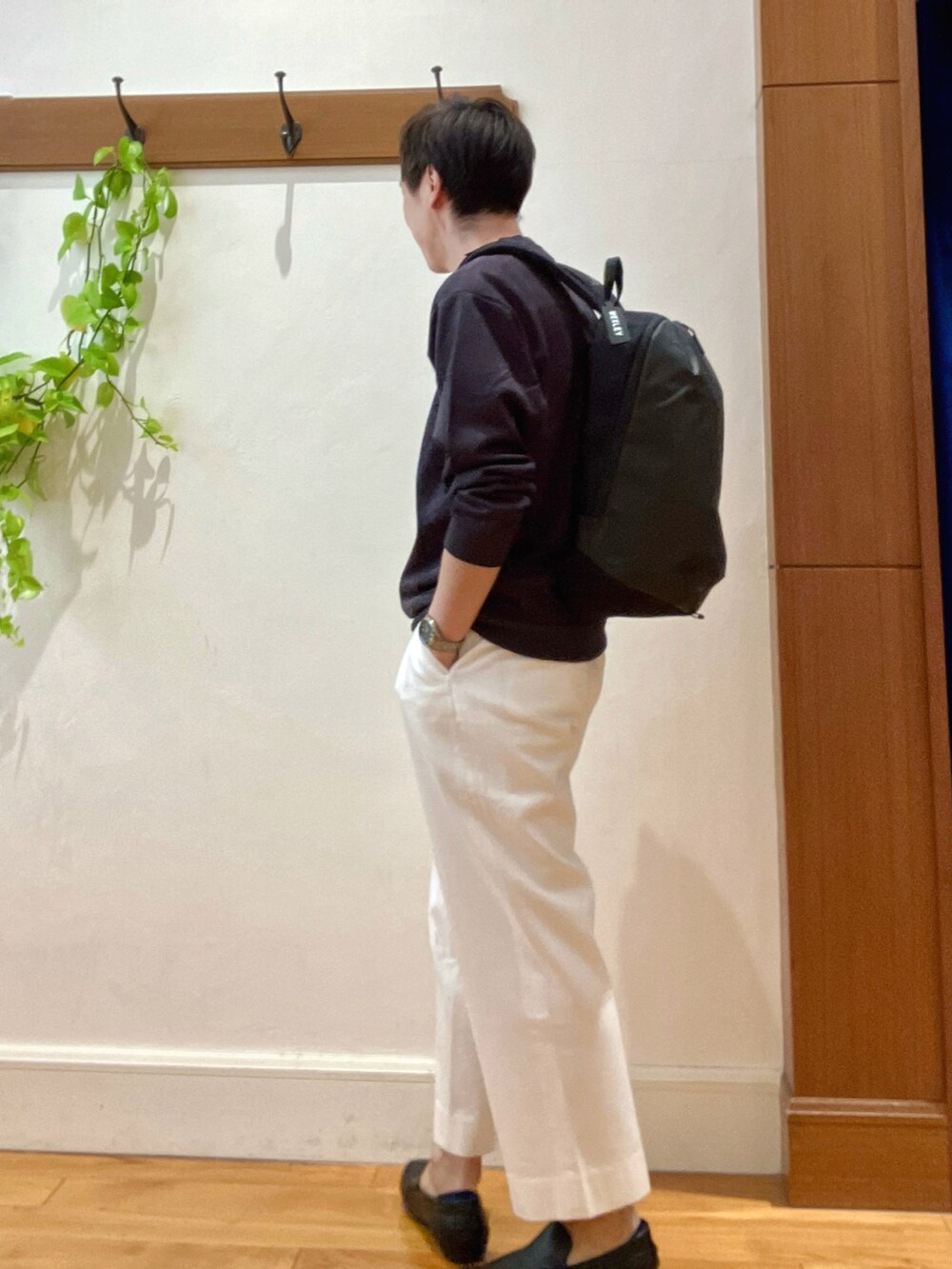 グレー系のバックパック/リュック、ホワイト系のデニムパンツ、グレー系のスウェットを着用したメンズの冬コーディネートの4枚目の写真