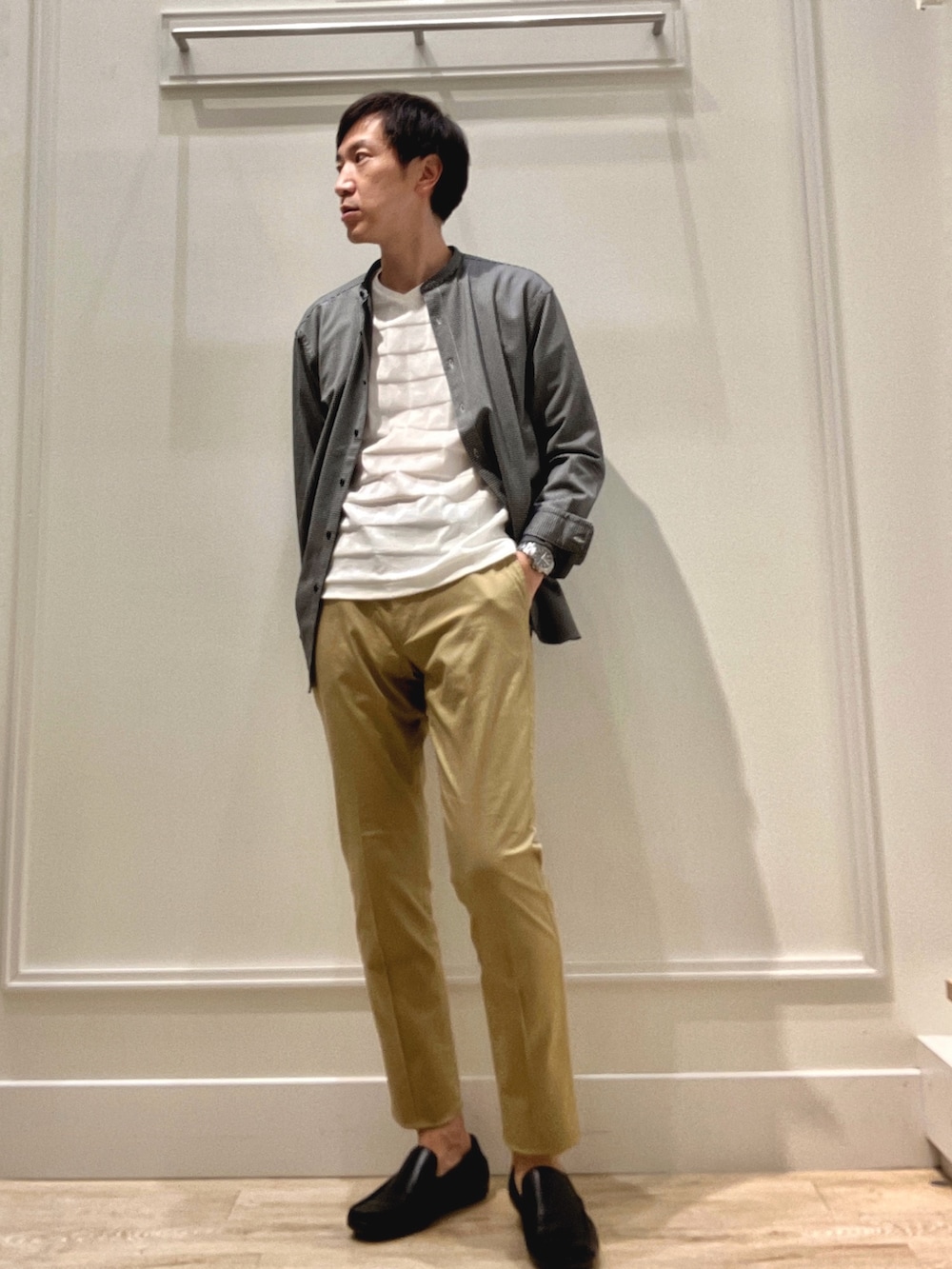 ホワイト系のシャツ/ブラウス、ブラック系のショルダーバッグ、ホワイト系のTシャツ/カットソーを着用したメンズの秋コーディネートの5枚目の写真