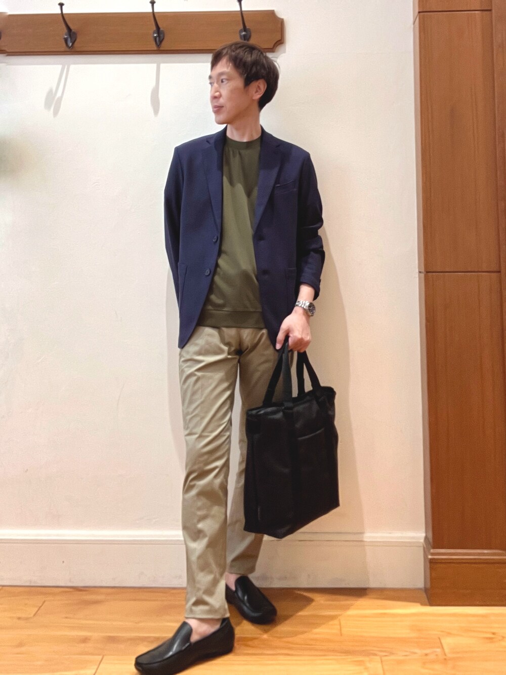 ブルー系のテーラードジャケット、グリーン系のTシャツ/カットソー、ベージュ系のチノパンツを着用したメンズの夏コーディネートの7枚目の写真