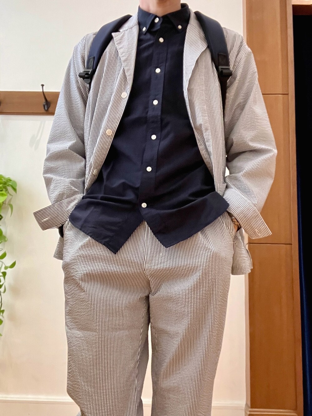 ホワイト系のシャツ/ブラウス、ブルー系のシャツ/ブラウス、ホワイト系のその他パンツを着用したメンズの春コーディネートの7枚目の写真