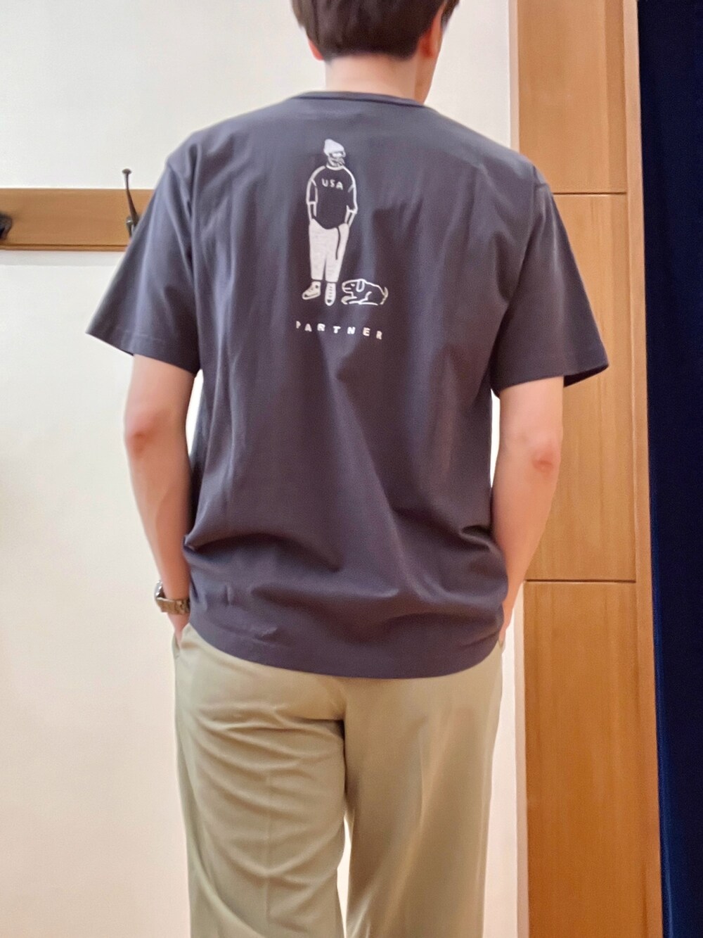 グレー系のTシャツ/カットソー、ベージュ系のその他パンツ、ブラック系のサンダルを着用したメンズの春コーディネートの2枚目の写真