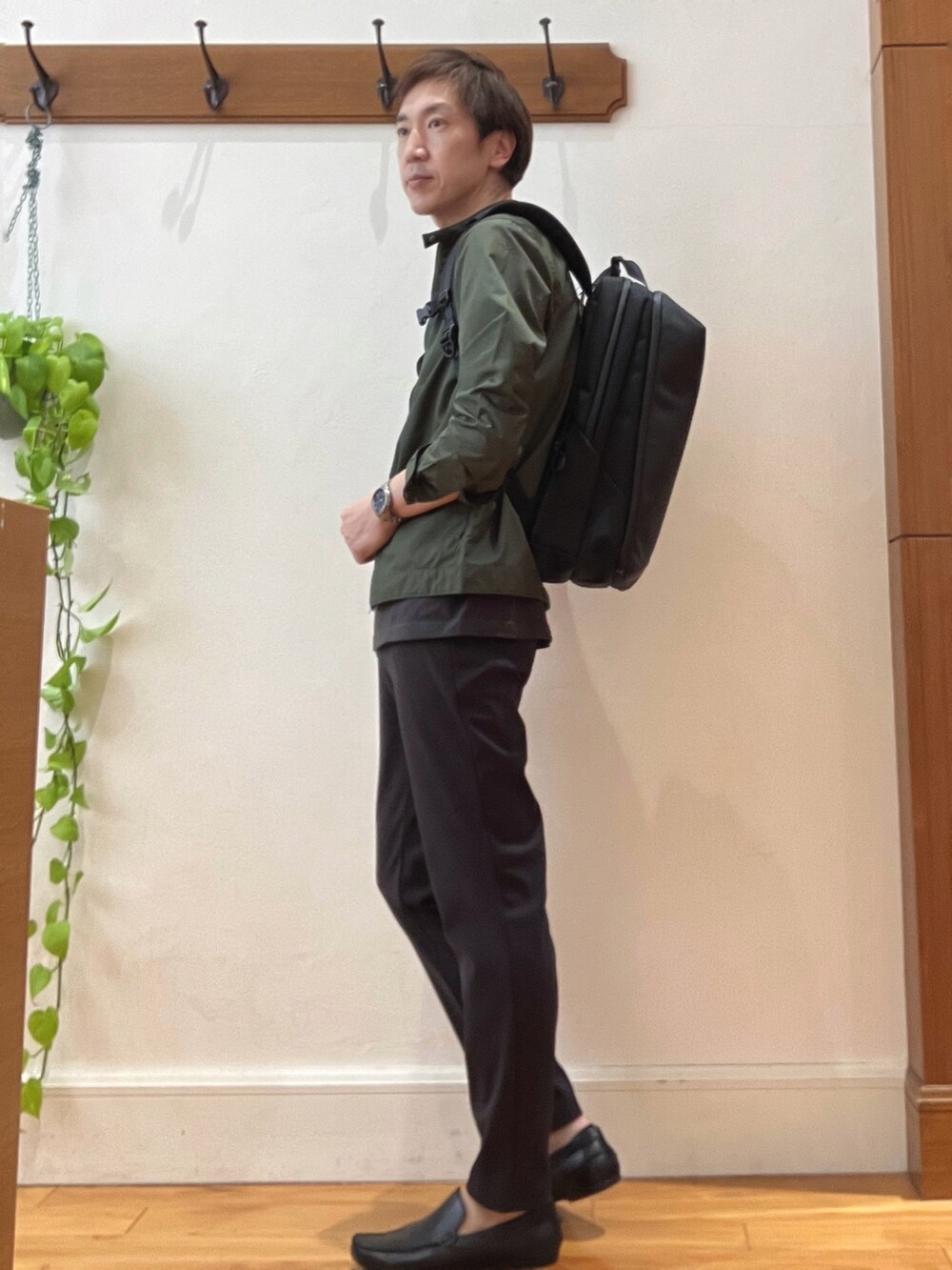 グリーン系のシャツ/ブラウス、ブラック系のTシャツ/カットソー、グレー系のその他パンツを着用したメンズの春コーディネートの3枚目の写真