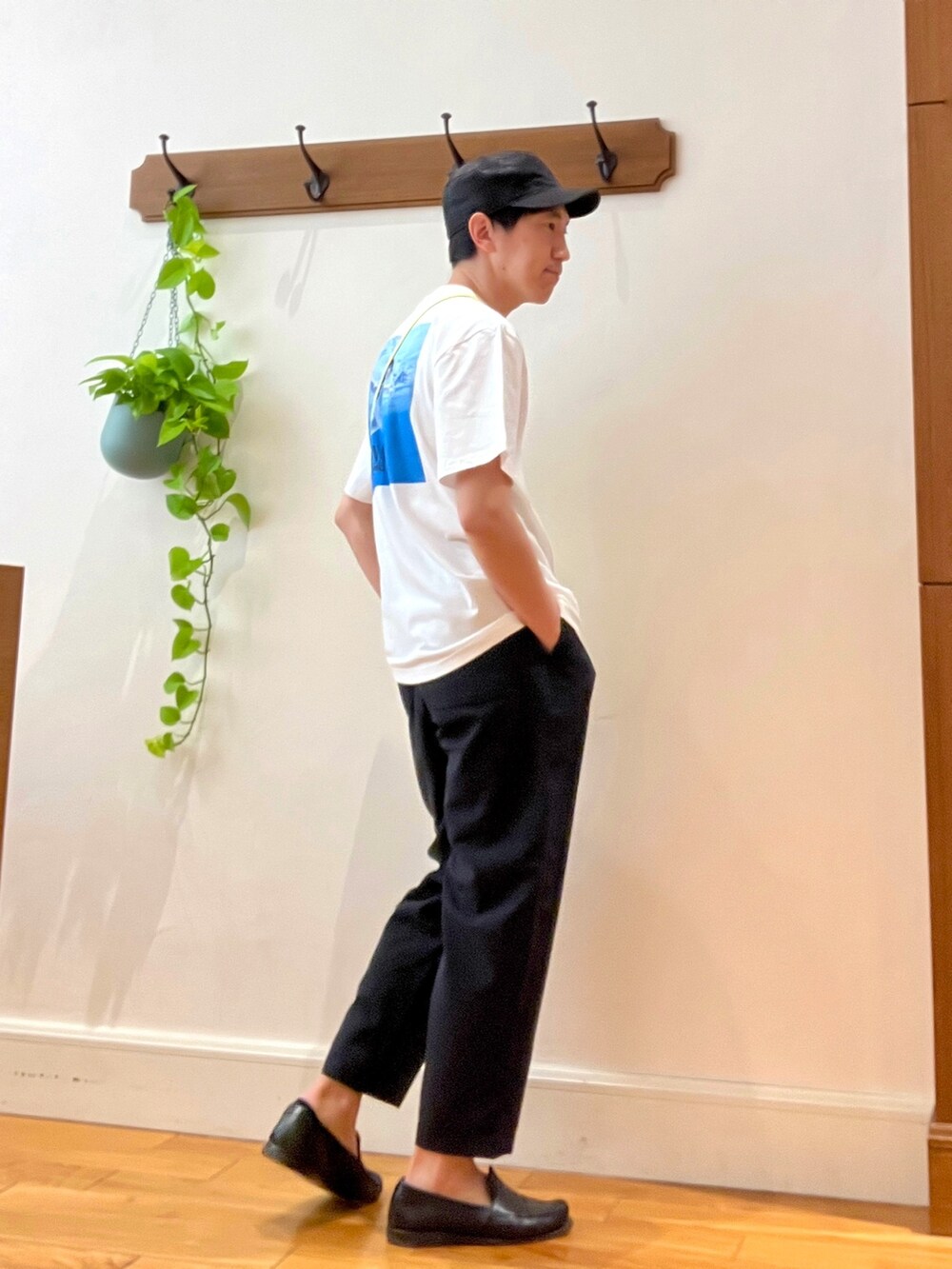 ホワイト系のTシャツ/カットソー、ブルー系のその他パンツ、イエロー系のショルダーバッグを着用したメンズの春コーディネートの3枚目の写真