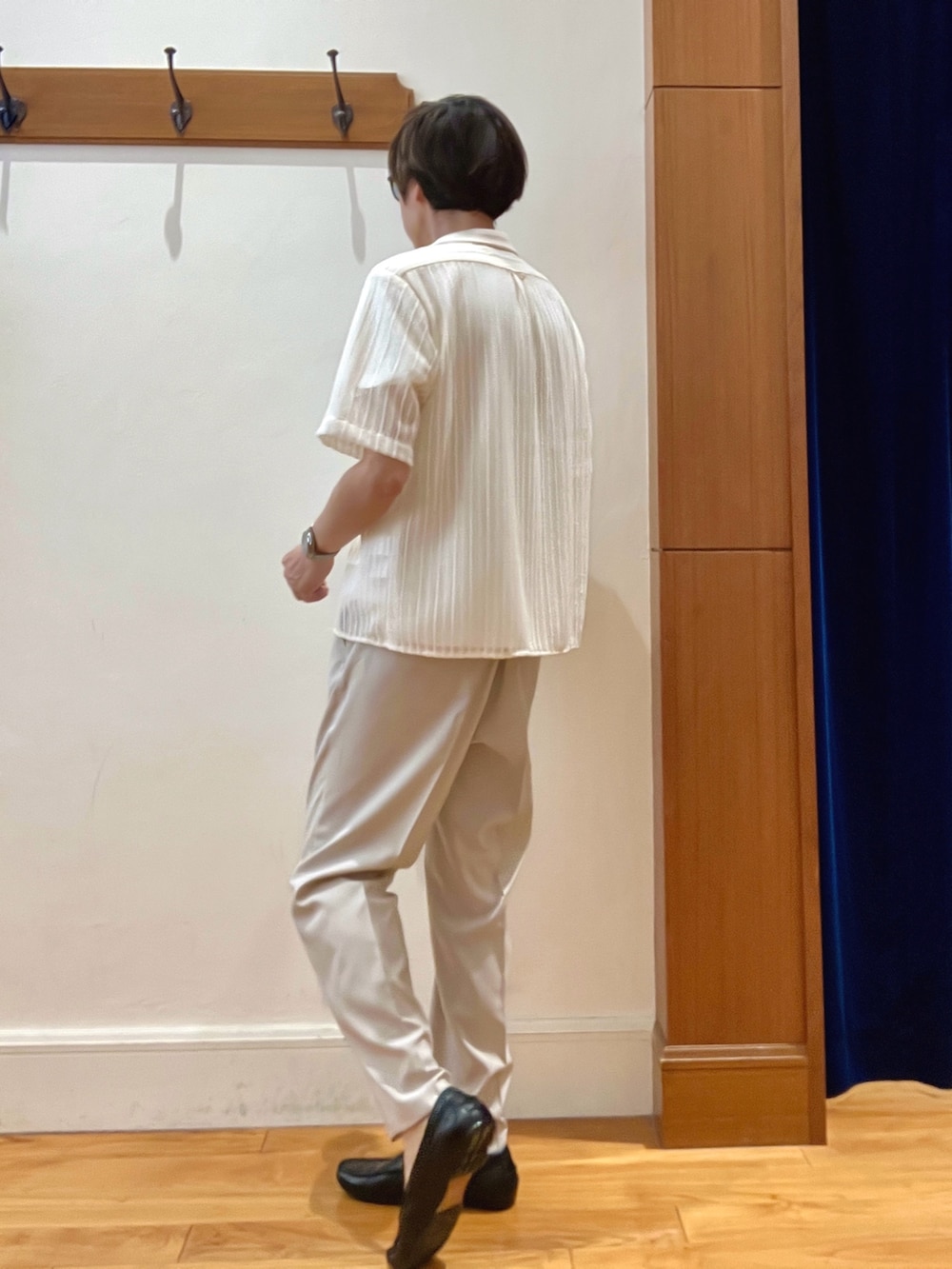 ホワイト系のTシャツ/カットソー、ホワイト系のシャツ/ブラウス、ホワイト系のスラックスを着用したメンズの夏コーディネートの4枚目の写真